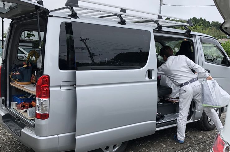 ハイエースを洗車している