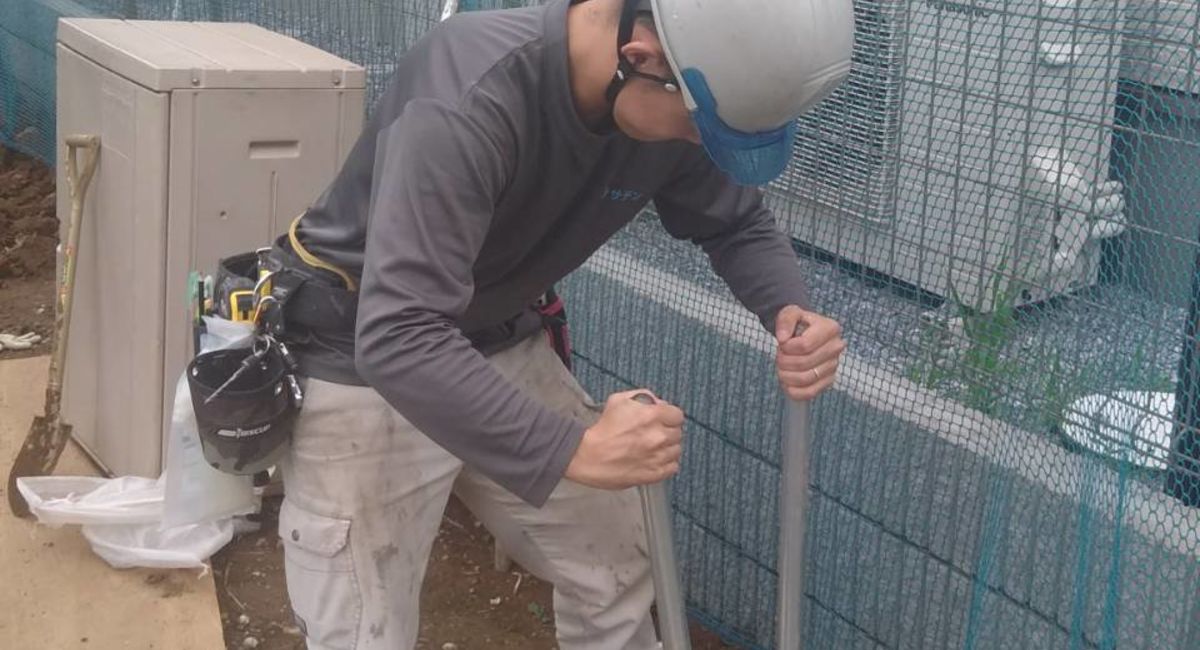 穴掘り作業中